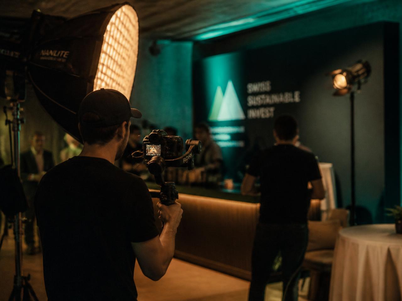 Kamerateam bei einer Eventproduktion in einer Halle